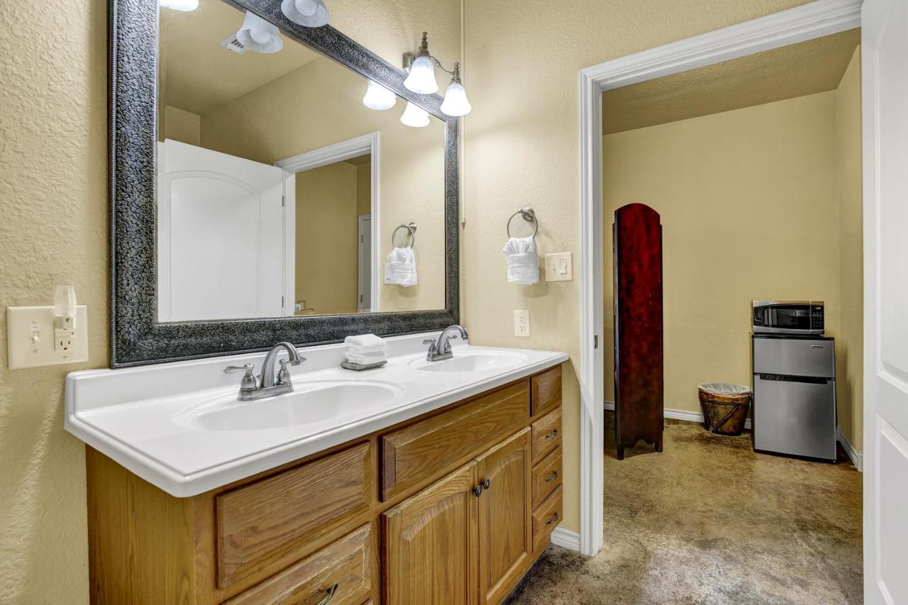 Romantic Oasis With Hot Tub Near Fred And Wineries! Fredericksburg Eksteriør billede