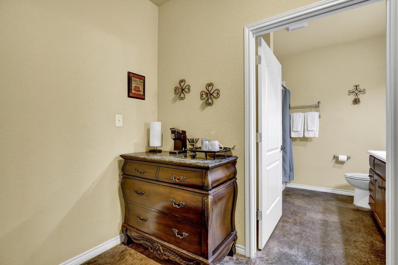Romantic Oasis With Hot Tub Near Fred And Wineries! Fredericksburg Eksteriør billede