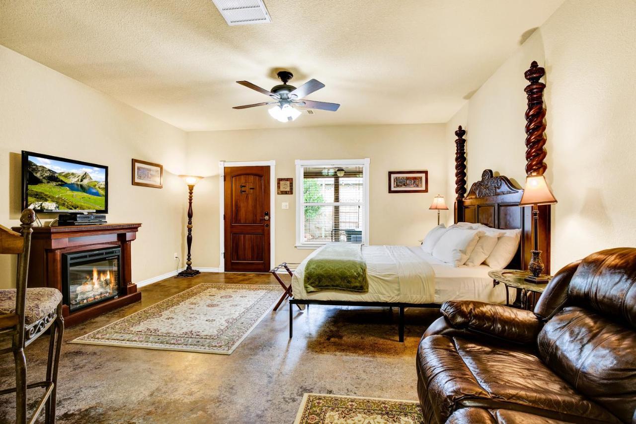 Romantic Oasis With Hot Tub Near Fred And Wineries! Fredericksburg Eksteriør billede