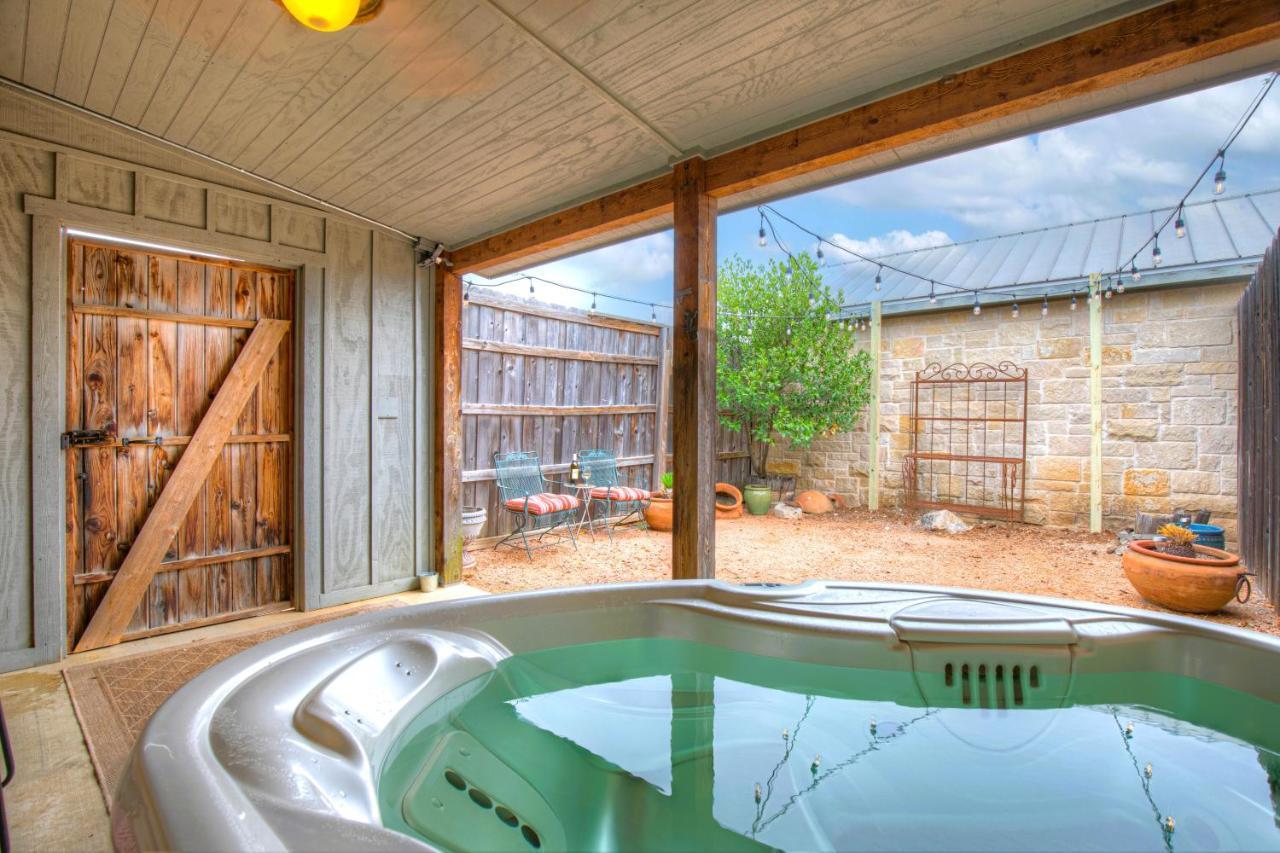 Romantic Oasis With Hot Tub Near Fred And Wineries! Fredericksburg Eksteriør billede